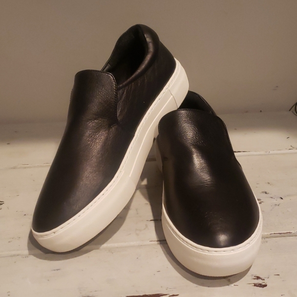 J/Slides nyc Shoes - NWOT J/SLIDES Black leather platform sneaker